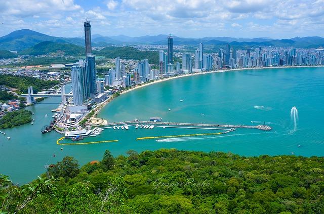 [Qual a melhor cidade para se hospedar em Santa Catarina?]